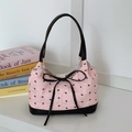 Rosafarbene Hobo-Tasche mit Bubble-Struktur, schwarzen Schleifen und Lederriemen - Schwarz
