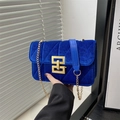 Sac bandoulière en velours bleu avec broderie matelassée et chaîne dorée chic - Bleu