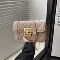 Sac bandoulière matelassé beige élégant avec chaîne dorée et fermoir en métal rétro - Kaki
