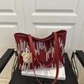 Bolso tote burdeos con bordado de ondas coloridas y un lindo colgante de osito - Rojo