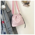 Dettaglio borsa a secchiello rosa floreale con coulisse e decorazioni di vita quotidiana - Rosa