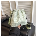 Borsa a secchiello verde chiaro con coulisse, trama floreale e tracolla in tessuto - Verde
