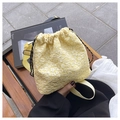 Dettaglio borsa a secchiello gialla con trama floreale 3D bianca e chiusura a cordoncino - Giallo