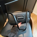 Minimalistische schwarze Achseltasche mit großer Schnalle und dünnem Schulterriemen - Schwarz