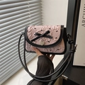 Sac bandoulière rose avec nœuds noirs et breloque cœur en forme carrée tendance - Noir