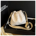 Détail du sac seau en jacquard floral crème avec une bandoulière tissée kaki réglable - Kaki
