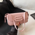 Minimalistische rosa Unterarmtasche mit großer Schnalle und verstellbarem Schultergurt - Rosa