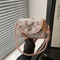 Sac bandoulière rose à imprimé cartoon avec rabat tissé et nœud en cuir - Rose