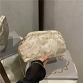 Elegante borsa a secchiello ricamata crema con fiori 3D e catena dorata - Beige