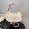 Chique beige halvemaantas met roze geplooide handgreep en gouden letters dames - Roze