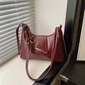 Bolso de hombro minimalista rojo oscuro brillante con elegantes detalles dorados - Rojo