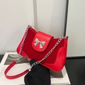 Elegante borsa a sella in velluto rosso con fiocco in metallo e catenella - Rosso