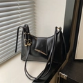 Bolso de hombro minimalista de cuero negro con elegante hebilla de triángulo dorada - Negro