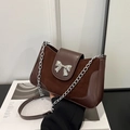 Borsa a sella marrone da donna con fiocco argento e tracolla a catena moderna - Marrone