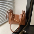Bolso de hombro vintage de cuero PU marrón con hebilla dorada en el alféizar - Marrón