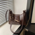 Bolso de hombro moderno de charol marrón café con hebilla metálica dorada y acabado brillo - Marrón