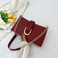 Bolso de hombro retro burdeos con hebilla en U dorada y correa de cadena - Rojo