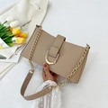 Bolso bandolera beige minimalista con hebilla en D dorada y correa de cadena - Caqui