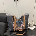 Sac fourre-tout en toile gris foncé avec motif papillon, franges et anses en cuir brun - Noir