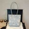 Bolso tote con estampado floral en azul gris claro y correas en una caja de regalo - Azul
