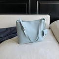 Hellblaue Schultertasche aus Leder mit Lychee-Muster, verstellbarem Gurt und kleinem Beutel - Blau