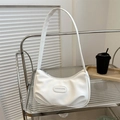 Bolso de hombro blanco de cuero sintético brillante con elegante diseño fruncido - Blanco
