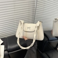 Bolso de mano color crema en cuero con asa trenzada y lazo metálico plateado para mujer - Blanco