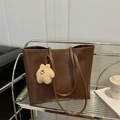 Bruine tote tas van kunstleer met lange hengsels en een schattige pluche beer hanger - Met Hanger / Bruin