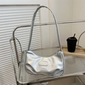 Bolso de hombro plateado metálico estilo media luna con pliegues y logo FASHION & BAG - Plateado