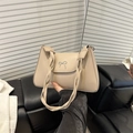 Bolso de hombro beige con lazo metálico plateado y asa retorcida para verano de 2025 - Caqui