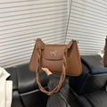 Bolso bandolera marrón vintage con un lazo plateado y un detalle de correa trenzada - Marrón