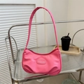 Minimalistische rosa Halbmond-Hobo-Tasche mit silbernem Reißverschluss und Prägung - Rosenrosa