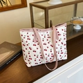 Borsa tote bianca con stampa di ciliegie rosse e manici rosa su tavolo di legno - Stampa Ciliegia (Bianco) (Stile 1)