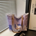 Elegante borsa tote in tela viola con stampe floreali astratte e bordi sfrangiati - Viola