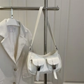 Borsa sottobraccio minimalista in pelle bianca con doppie tasche e fibbie in metallo - Bianco