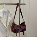 Borsa hobo minimalista bordeaux con due tasche frontali e dettagli con fibbie in metallo - Rosso