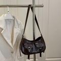 Borsa sottobraccio in pelle cerata marrone scuro con doppie tasche con fibbia e tracolla - Marrone