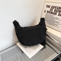 Bolso bandolera de media luna negro minimalista de nailon con correa ancha de hombro - Negro