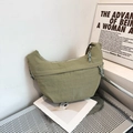 Bolso tipo media luna en nailon verde salvia con detalle de nudo en la cremallera - Verde