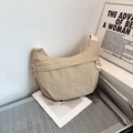 Bolso bandolera de media luna beige en nylon plisado con detalles de cordón - Caqui