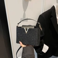 Elegante borsa a tracolla glitterata nera con fibbia a V argento e manico in pelle - Nero