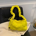 Sac à épaule matelassé jaune vif avec anse froncée et détails de cordon de serrage - Jaune