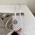 Mini borsa tote bianca con stampa monogramma grigia e ciondolo M dorato - Bianco