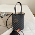 Mini borsa tote grigia con motivo M nero e ciondolo logo in metallo dorato - Nero
