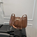 Bruine retro baguette tas met decoratieve gesp en goudkleurige metalen hardware - Bruin