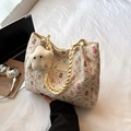 Borsa tote beige a fiori con trama a bolle, stampa orsetto e ciondolo a stella - Con Ciondolo / Bianco