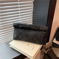 Pochette élégante à motif serpent noir avec une finition en similicuir texturé - Noir