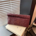 Pochette élégante bordeaux à motif serpent avec un design pliable unique pour femme - Rouge