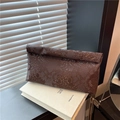 Pochette marron foncé à motif serpent avec fermeture roll-top et design minimaliste - Marron