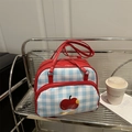 Bolso a cuadros rojos y azules con estampado de manzana y asas rojas en estante de metal - Rojo